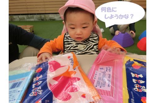 <span style='color:#ff00ff;'>ひよこチーム(0歳児)</span>は<br><span style='color:#007fff;'>お花紙</span>の好きな色を選んで…<br>