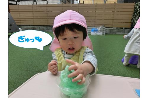 <span style='color:#7f00ff;'>くしゃくしゃ</span>っとケースに<br>詰めてみました!<br><br>心地よい気候の中<br>園庭で<span style='color:#00ff00;'>のびのび製作</span>を<br>楽しみましたよ<span style='color:#007fff;'>(^^♪</span>