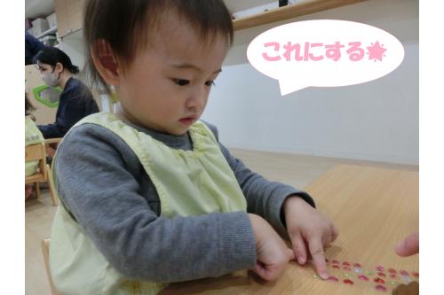 <span style='color:#ff007f;'>シール</span>を選んで飾り付け<span style='color:#ff0000;'>♡</span><br><span style='color:#00ff00;'>ビーズ</span>なども使って<br>とっても<span style='color:#ff007f;'>かわいく</span>仕上がりました!<br>