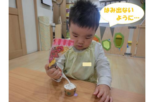 <span style='color:#ff7f00;'>りすチーム(1歳児)</span>は<br><span style='color:#007fff;'>ホイップ粘土</span>を絞って…<br>