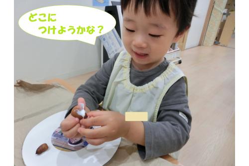 <span style='color:#00ff00;'>うさぎチーム(2歳児)</span>は<br>公園で拾ってきた<span style='color:#7f00ff;'>どんぐり</span>や<br><span style='color:#00ff7f;'>葉っぱ</span>、先生が見つけてきた<br><span style='color:#ff7f00;'>松ぼっくり</span>を使って…<br>