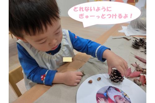 <span style='color:#ff00ff;'>かわいく</span>かざりつけ<span style='color:#ff0000;'>♡</span><br><span style='color:#7f00ff;'>「僕のお顔!」</span>と<br>写真にも興味津々でした<span style='color:#00ffff;'>(^^♪</span>