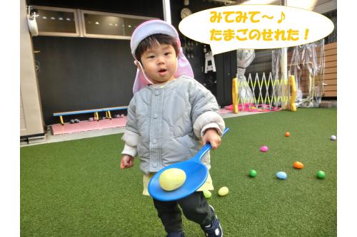 <span style='color:#bc7aff;'>卵型のカプセル</span>も<span style='color:#ff7abc;'>自分</span>でのせてみたり、<br>のせるのが難しいと「<span style='color:#ff9b38;'>せんせー！</span>」と呼んで「のせて！」と<br>指差し<span style='color:#7abcff;'>アピール</span>(^^)/<br>