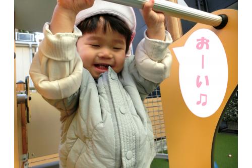 <span style='color:#ff007f;'>「自分で</span>！」となんでも<span style='color:#ff42ff;'>挑戦</span>したい気持ちが<br>少しずつ増えてきたので<br><span style='color:#007fff;'>できる範囲</span>で<span style='color:#7affbc;'>保育者</span>も側につき<br>見守ったり、声掛けをしています<span style='color:#ff7f00;'>！！</span><br><br>遊具の上から下にいる<span style='color:#7aff7a;'>お友だち</span>を見つけて<br><span style='color:#ff7a7a;'>ニコニコ</span>で「お～い！」と声をかけています<span style='color:#7a7aff;'>(^^♪</span>