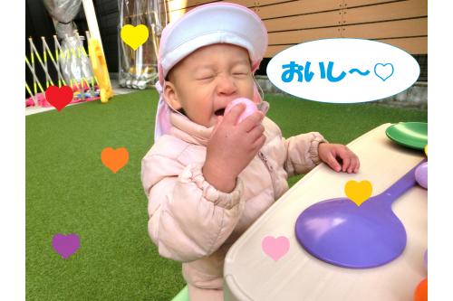 <span style='color:#ff00ff;'>先生</span>も一緒になって<span style='color:#ffbc7a;'>卵屋さんごっこ</span>をしました<span style='color:#ff0000;'>♫</span><br><br><span style='color:#7aff7a;'>卵カプセル</span>を「どうぞ！」と運んでくれるお店の人になったり<br>ひたすら「おいし～<span style='color:#ff7abc;'>♫</span>」と卵を<span style='color:#ffbc7a;'>食べる</span>真似をしたり…（笑）<br><br>卵が美味しくって<span style='color:#ff7aff;'>最高の笑顔</span>も見せてくれました(*^^*)<br>これからも<span style='color:#ff7aff;'>いろいろ</span>な<span style='color:#7affbc;'>遊び</span>を一緒にしていきたいと思います(^^)/<br><br>次回の<span style='color:#7abcff;'>ブログ</span>もお楽しみに<span style='color:#ffff00;'>★</span>