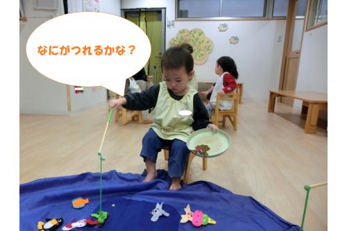 まず子ども達に<span style='color:#7a7aff;'>どんな魚</span>がいるのか<br>紹介したのですが、魚たちをみせた<span style='color:#ff7f00;'>瞬間</span><br>目を<span style='color:#a0ff42;'>キラキラ</span>させながら<br>「<span style='color:#ff0000;'>たこ</span>」<br>「<span style='color:#7affff;'>いか</span>」<br>と次々に<span style='color:#ff47a3;'>正解</span>していく<span style='color:#ff9123;'>りすチーム</span>さん<span style='color:#ffff00;'>♪</span><br><br><span style='color:#7abcff;'>釣り竿</span>を渡すと<br>釣りたい魚に目掛けて<br><span style='color:#ff7070;'>一生懸命</span>手を伸ばして<br>