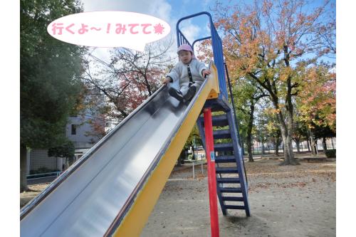 こーんな大きな<span style='color:#7f00ff;'>滑り台</span>に挑戦!<br><br><span style='color:#ff007f;'>「高いところからだと<br>たくさん車が見えるんだ~!」</span>と<br>道路の方を見てはたらくくるまを<br>探していましたよ<span style='color:#ffff00;'>★</span><br>ごみ収集車が見えて<br><span style='color:#0000ff;'>「お仕事頑張って!」</span>と<br>応援してくれました✨<br>