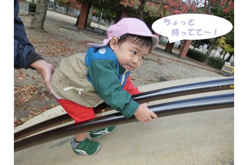腕の力と足の踏ん張りで登る<br>こんなものにも<span style='color:#ff7f00;'>挑戦!</span><br><span style='color:#ff007f;'>「先生お尻押しといて~」</span>と<br>言いながらも頑張って登っています<span style='color:#007fff;'>(^^♪</span>