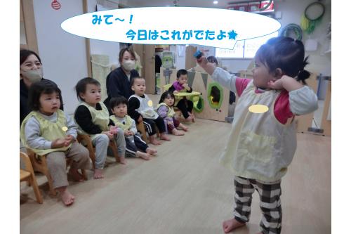 中から<span style='color:#ff007f;'>動物</span>が登場!<br>見せて~とお友だちに言われて<br>みんなに見せてくれました<span style='color:#ffff00;'>★</span>