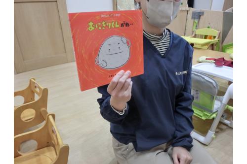 最初に<br>「おにぎりくんがね・・・」の絵本を読んだのですが<br>「<span style='color:#ff5151;'>にぎにぎぎゅっぎゅ</span>」<br>「<span style='color:#ffa54c;'>あ~ん</span>」の<br>セリフを保育者と一緒に<span style='color:#adff5b;'>口ずさみ</span>ながら<br>楽しむ子ども達<span style='color:#ff56ff;'>♪</span>