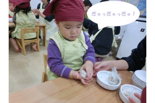 ご飯を上手にラップで包んで<br>「<span style='color:#ba75ff;'>どんな形にしようかな~</span><span style='color:#7abcff;'>?</span>」<br>「<span style='color:#ff5656;'>見てみて</span><span style='color:#ff66b2;'>!</span><span style='color:#ffa851;'>上手に握れたよ</span><span style='color:#ffff14;'>!!</span>」と<br>みんな<span style='color:#ff2391;'>楽しみ</span>ながら握っていました<span style='color:#ffff5b;'>!</span>