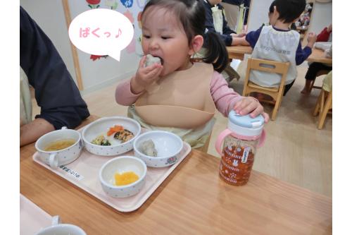 「<span style='color:;'>おいし~い</span>」と<br><span style='color:#ff66ff;'>満面の表情</span>でおにぎりを<br>パクパク<span style='color:#7affff;'>♪</span>