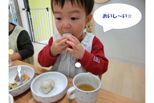 <span style='color:#82ff05;'>自分で作った</span>おにぎりということもあり<br>あっという間に<span style='color:#ff2391;'>ぺろっと</span>完食<span style='color:#ffaf60;'></span><br>「<span style='color:#ffaa56;'>おかわり~</span>」という声も<br>たくさん聞こえてきましたよ<span style='color:#ffff00;'>☆</span><br><br>おにぎり作りがとても楽しかったようで<br>みんな<span style='color:#ff5151;'>大満足な様子</span><span style='color:#bc7aff;'>!!</span><br>ご家庭でも、おにぎり作り<br>是非挑戦してみてくださいね<span style='color:#b7ff70;'>♪</span><br><br><span style='color:#ba75ff;'>来月の食育</span>は何をするのかな~<span style='color:#7abcff;'>?</span><br>お楽しみに<span style='color:#ff28ff;'>♡</span><br><br>次回のブログもお楽しみに<span style='color:#ffff00;'>☆</span>