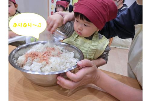 炊き立てご飯の中に<br>すり潰した<span style='color:#a54cff;'>ゆかり</span>と<span style='color:#ffff70;'>ごま</span>を混ぜ合わせ<br>上から<span style='color:#ff9328;'>かつおぶし</span>をかけたら<br><span style='color:#70b7ff;'>ふりかけご飯</span>の<span style='color:#ff51a8;'>完成</span>です<span style='color:#ffff00;'>☆</span>