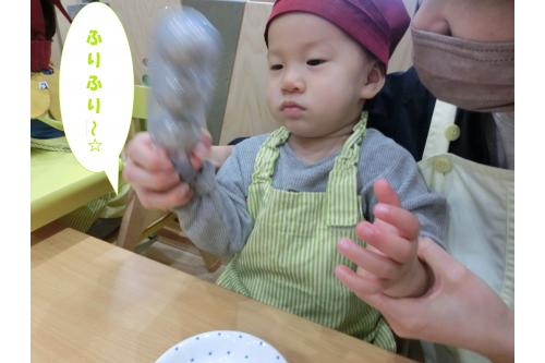 <span style='color:#ffff00;'>ひよこチーム</span>さんは、<br><span style='color:#70b7ff;'>ふりふりおにぎり</span>を使って<br>おにぎり作りをしましたよ<span style='color:#7575ff;'>♪</span><br><br><span style='color:#ff962d;'>一生懸命</span>フリフリして<br>おにぎりを作るひよこチームさんでしたが<br>食べたくて<span style='color:#75ffba;'>何度</span>も<span style='color:#75baff;'>おにぎり</span>に手が伸びていました<span style='color:#ff7070;'>(笑)</span>