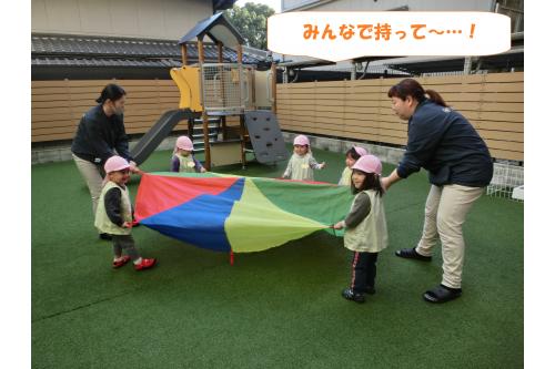 赤いベルトを<br><span style='color:#00ff00;'>みんなで持って</span>引っ張ると…<br><br><br><span style='color:#ff007f;'>大きな丸</span>になりました<span style='color:#ff7f00;'>♪</span>