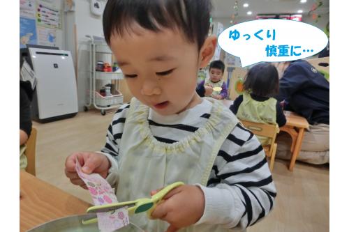 はさみのお約束である<br><span style='color:#7f00ff;'>・人に刃先を向けない</span><br><span style='color:#ff7f00;'>・刃を触らない</span><br>をもう一度みんなで確認し<br>はさみで折り紙を切る<br>製作をスタート<span style='color:#00ffff;'>♪</span><br>ゆっくりしたら危なくない!<br>とみんな<span style='color:#0000ff;'>動きもスロー</span>になっていました。<br>
