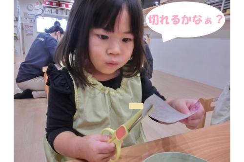 手をいっぱいに広げてはさみを開き<br>切る姿はみんな危なげもなく<br>落ち着いたもの。<br><br><span style='color:#0000ff;'>細かく小さく</span>切りたくなるようですが<br><span style='color:#ff7f00;'>大きく切ったら簡単じゃない?</span>と伝えると<br><span style='color:#ff007f;'>「そっか!してみる!」</span>と<br>切っていましたよ<span style='color:#ffff00;'>★</span>