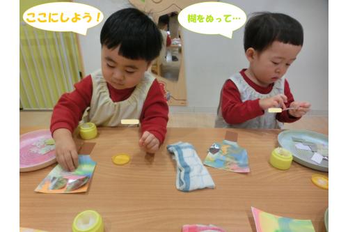 はさみで切った折り紙を<br><span style='color:#7f00ff;'>糊</span>で貼りました!<br><br>一回の糊の量も<br><span style='color:#ff7f00;'>調整できるように</span>なり<br>多すぎず少なすぎずの<br><span style='color:#00ff00;'>適量</span>を塗ることが<br>できるようになりました<span style='color:#00ff7f;'>♪</span>