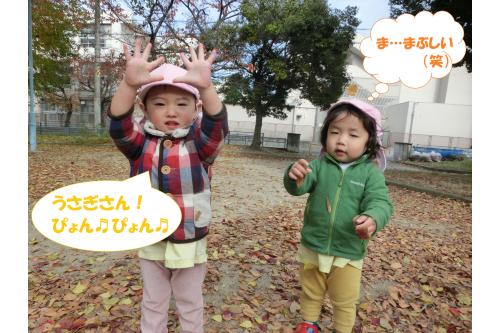 <span style='color:#ff7aff;'>子どもたち</span>は<span style='color:#ffbc7a;'>落ち葉</span>を<span style='color:#7affbc;'>集めて</span>みたり、<br>踏むと<span style='color:#7affff;'>ふわっ</span>となる感触や<span style='color:#bc7aff;'>カサカサ</span>と<br>音が鳴ることに<span style='color:#7a7aff;'>興味津々</span><span style='color:#ff7a7a;'>!!</span>