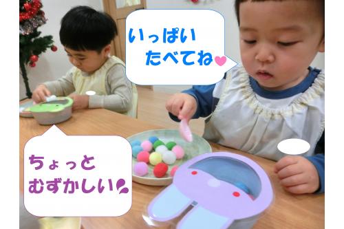 <span style='color:#2828ff;'>スプーンを使う</span>お友達は<br>真剣な表情で<span style='color:#23ff91;'>頑張っていました!(^^)!</span><br><br>動物は<span style='color:#ff2893;'>ねこ</span>、<span style='color:#2d96ff;'>うさぎ</span>、<span style='color:#ff9933;'>くま♡</span><br><br>自分で<span style='color:#ff2893;'>選んだ動物</span>に<br><span style='color:#ff23ff;'>いっぱい食べさせたい気持ち</span>が<br>あふれていましたよ<span style='color:#96ff2d;'>(#^.^#)</span>