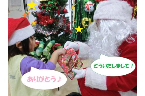<span style='color:#ff7a7a;'>サンタさん</span>に<span style='color:#ffbc7a;'>プレゼント</span>ももらい<br>とっても仲良くなりました<span style='color:#ff7abc;'>♪</span><br><br><span style='color:#00ff00;'>クリスマス会</span>が終わった後も<br>「サンタさんかえっちゃったね」「おおきかったね」<br>などたくさんお話を聞くことができ、<br><span style='color:#00ff00;'>クリスマス会</span>を楽しめた様子が見られました<span style='color:#ff7abc;'>!(^^)!</span><br><br>そして…<br><span style='color:#7a7aff;'>今年最後</span>の<span style='color:#7abcff;'>ブログ</span>となりました<span style='color:#ff0000;'>!</span><br>いつも<span style='color:#ff00ff;'>チェリッシュ保育園</span>のブログを<br>ご覧いただきありがとうございます<span style='color:#7abcff;'>(^^♪</span><br>来年も引き続き、子どもたちの<span style='color:#7aff7a;'>元気いっぱいな姿</span>を<br><span style='color:#bc7aff;'>たくさん</span>お届けしたいと思いますので<br>どうぞ、よろしくお願いいたします<span style='color:#ff00ff;'>♡</span><br><br>次回の<span style='color:#ff7f00;'>ブログ</span>もお楽しみに<span style='color:#ffff00;'>★</span>
