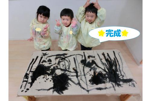 <span style='color:#ff7f00;'>「もっと描きたい!」</span>の<br>リクエストにお応えして大きな紙も用意!<br><br>みんなで<span style='color:#ff007f;'>こんな大作</span>を<br>描き上げました<span style='color:#ffff00;'>★</span><br><span style='color:#007fff;'>「じゃーん!みてみて!」</span>と<br>ポーズもばっちりです<span style='color:#00ff00;'>(^^♪</span>