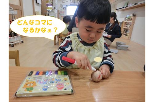 次に挑戦したのは<br><span style='color:#7f00ff;'>「コマ遊び」</span><br>まず無地のコマに<span style='color:#ff7f00;'>ペン</span>でかわいく<br><span style='color:#ff007f;'>模様付け♪</span><br><span style='color:#007fff;'>「回したらどうなるんだろう?」</span>と<br>途中で回しながら確認していました<span style='color:#ffff00;'>★</span>