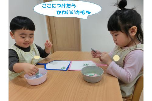 最後はかわいく飾り付けて作った<br><span style='color:#ff007f;'>「羽子板」</span><br>1月の製作でも作ったので<br>飾ってあるのをみながら<br><span style='color:#007fff;'>「いっしょやなぁ」</span>と<br>教えてくれました<span style='color:#ffff00;'>★</span><br><span style='color:#ff00ff;'>梅の花</span>や<span style='color:#7f00ff;'>富士山</span>の配置にもこだわり<br><span style='color:#ff007f;'>「めっちゃかわいい羽子板」</span>の完成!<br>