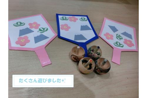 今回作った羽子板とコマはこちら<br><span style='color:#7f00ff;'>「まだまだ遊びたい!」</span>とのことなので<br>たくさん保育園で遊んでから持ち帰りますね!<br><br>お家でもぜひたのしんでください。<br><br>また、次回のブログもお楽しみに<span style='color:#ffff00;'>★</span>