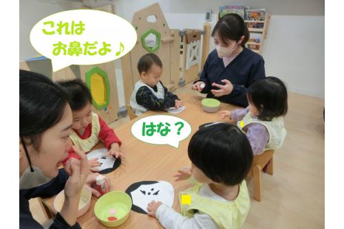 <span style='color:#ff7a7a;'>年明け</span>ということで…<br><span style='color:#ffbc7a;'>お正月遊び</span>の<br>『<span style='color:#ff38ff;'>福笑い</span>』をみんなでしました<span style='color:#00ff7f;'>(^^♪</span><br><br>先生が糊をつけて<br>「これが<span style='color:#ff7abc;'>鼻</span>だよ」「これは<span style='color:#ffbc7a;'>目</span>だよ」と<br>渡すと<span style='color:#ffbc7a;'>思い思いの場所</span>に<span style='color:#7a7aff;'>ペタペタ</span>と<br>貼っていく<span style='color:#7affff;'>子どもたち</span>!<br>