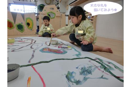 今回は<span style='color:#00ff00;'>大きな紙</span>を用意しました<span style='color:#ffff00;'>★</span><br>今までは<span style='color:#ff007f;'>塗りつぶす</span>や<span style='color:#7f00ff;'>とにかく描く!</span><br>という姿が多かったうさぎチーム。<br><br>今回は<span style='color:#0000ff;'>線路</span>や<span style='color:#00ff00;'>スイカ</span>など<br>自分で何を描くか考えて<br><span style='color:#ff007f;'>描き進めて</span>いました。<br><br>1人ひとり出来上がった色も違うので<br>子ども達の中でも判別しやすかったのか<br><span style='color:#0000ff;'>「これは何を描いたの?」</span>と<br>実際に描いたお友だちに<span style='color:#007fff;'>インタビュー</span>もしていました。<br>
