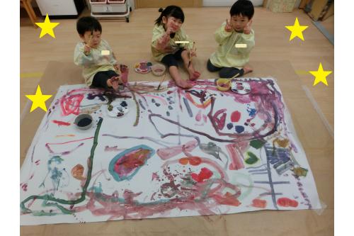 今回<span style='color:#00ff00;'>完成</span>した作品はこちら!<br><br>とっても素敵な<span style='color:#ff007f;'>カ</span><span style='color:#007fff;'>ラ</span><span style='color:#ff7f00;'>フ</span><span style='color:#00ff00;'>ル</span>な絵が<br>完成しました✨<br><br><span style='color:#7f00ff;'>「みんなで描いたからできた!」</span>と<br>協力して完成したことに達成感を感じた様子でした<span style='color:#007fff;'>♪</span><br>また、次回のブログもお楽しみに<span style='color:#ffff00;'>★</span>