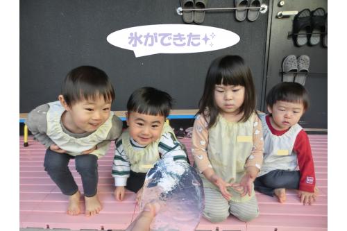 こんなに<span style='color:#ff7f00;'>立派な氷</span>が完成!<br><br>前日の夜は大阪でも<span style='color:#ff007f;'>雪が<br>ちらつく</span>ほどの寒さだったの<br>がよかったのかもしれないです<span style='color:#ff0000;'>♡</span>