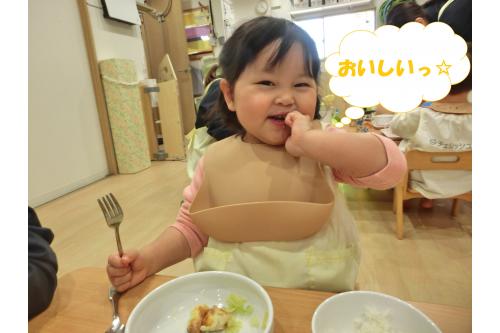 「<span style='color:#ff2d2d;'>美味しい~♡</span>」と<br>この表情(^O^)<br><br><span style='color:#ff66ff;'>好きなもの</span>はもちろん<br><span style='color:#6666ff;'>苦手な物</span>も<br>お友だち同士で<br>「<span style='color:#ffb266;'>すごーい</span>」と<br>励まし合いながら<br>頑張って挑戦している<br><span style='color:#ffad5b;'>りすチーム</span>です★<br><br>みんなで食べる給食の時間や<br>食べること自体が<span style='color:#ff60ff;'>楽しい</span>と<br>思えるように<br><span style='color:#ff6060;'>おいしいや楽しい</span>を<br>共有しながら<br>過ごしていきたいです<span style='color:#0fff87;'>♪</span><br><br>次回のブログもお楽しみに<span style='color:#ffa54c;'>★</span>
