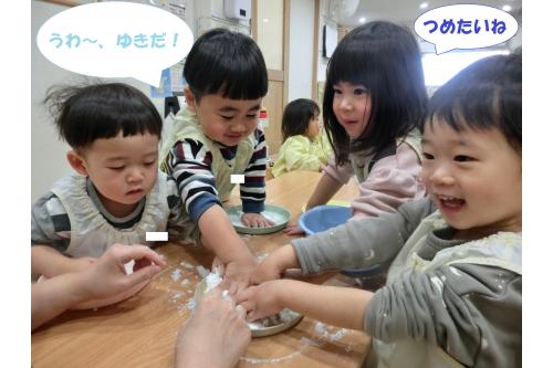 リンスを混ぜ混ぜ!<br>かき混ぜていくとどんどんと<span style='color:#70ffff;'>雪</span>に<span style='color:#6b6bff;'>変化</span>していく<br>様子に<span style='color:#ff6b6b;'>大興奮</span>でした✨<br><br>「<span style='color:#b770ff;'>うわ~つめたい</span>」<br>「ギュッギュってしたら<span style='color:#ff47a3;'>形</span>がつくれるよ!」<br>