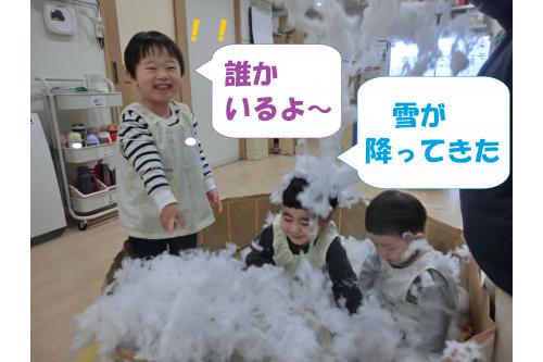 お次は、<span style='color:#2391ff;'>雪遊びごっこ</span>⛄<br><span style='color:#28ffff;'>ゆっくりと舞う</span>綿を見て<br>雪を連想していました<span style='color:#33ff99;'>(^_-)-☆</span>