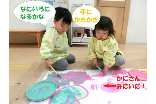 筆を持つと<br><span style='color:#6060ff;'>真剣な顔つき</span>で<br>かきかき♪<br><br>色が混ざると<br>「<span style='color:#ff70ff;'>色が</span><span style='color:#5badff;'>変わった~</span>」や<br>「<span style='color:#b266ff;'>むらさきになった!</span>」<br>と色が変わったことに<br>驚いていました(^o^)<br>