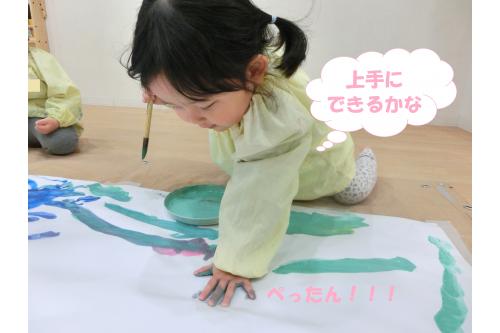 「<span style='color:#56ff56;'>ぺったんする!!</span>」と<br>手形にも挑戦°˖✧<br><br>自分の手に筆で描いて<br>「<span style='color:#ff60af;'>くすぐったい♥</span>」と<br>言いながら<br>白い場所を見つけて<br><span style='color:#3dff3d;'>ぺたん!!!</span><br><br>なかなか上手に<br>五本の指が出てこなくて<br><span style='color:#ffad5b;'>何度も挑戦</span>していました✋<br><br>最後には直接手を<br>絵の具のお皿につけて<br><span style='color:#ff6b6b;'>ダイナミックに</span>楽しんでいました♪<br>