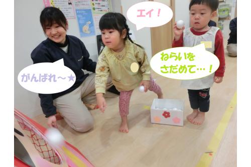 その後は<span style='color:#ff00ff;'>うさぎチーム（2歳児）</span>が挑戦<span style='color:#ff0000;'>！</span><br><span style='color:#ff00ff;'>うさぎチーム</span>は<span style='color:#7abcff;'>少し離れた位置</span>から投げて入れてみることに…。<br><br>「むずかしい！」「はいった！」と<span style='color:#ffbc7a;'>反応も様々</span>でした<span style='color:#bc7aff;'>♪</span><br>ひなまつり会が終わったあとも<br><span style='color:#ff7aff;'>歌</span>を歌ったり、<span style='color:#7affbc;'>ゲーム</span>を引き続き<br>楽しむ子どもたちでした<span style='color:#bc7aff;'>(*^^*)</span><br><br>また一<span style='color:#bc7aff;'>つ素敵な思い出</span>が増えた<br>一日となりました<span style='color:#ff0000;'>♡</span><br><br>次回のブログもお楽しみに<span style='color:#ffff00;'>★</span>