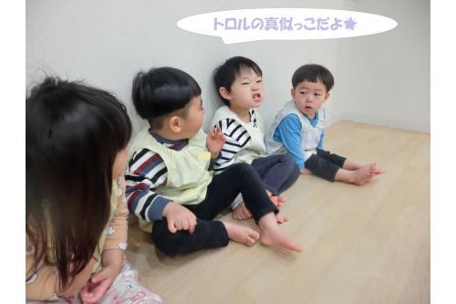 絵本の真似をして<span style='color:#ff007f;'>「こんな顔！」</span>と披露してくれました<span style='color:#ffff00;'>★</span><br>みんなで覗き込んで<br><span style='color:#7f00ff;'>「似てる似てる～」</span><br><span style='color:#007fff;'>「もっとこんな感じじゃない？」</span>なんて話も聞こえてきます。<br>