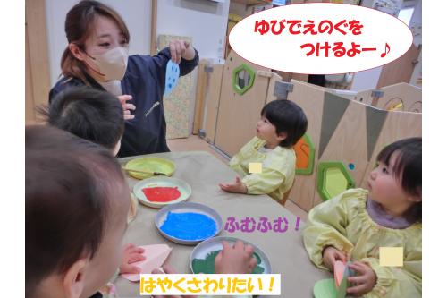 <span style='color:#7abcff;'>カップにシール</span>が貼れたら…<br>次は好きな<span style='color:#ffbc7a;'>絵の具</span>で模様付け<span style='color:#ff00ff;'>♪</span><br><br><span style='color:#7abcff;'>先生</span>の話を「<span style='color:#bc7aff;'>ふむふむ!</span>」ときいたり<br>早く<span style='color:#7affbc;'>絵の具</span>を触りたくて<span style='color:#aaff56;'>手を伸ばす</span>様子も<br>見られますね<span style='color:#ffbc7a;'>(笑)</span>