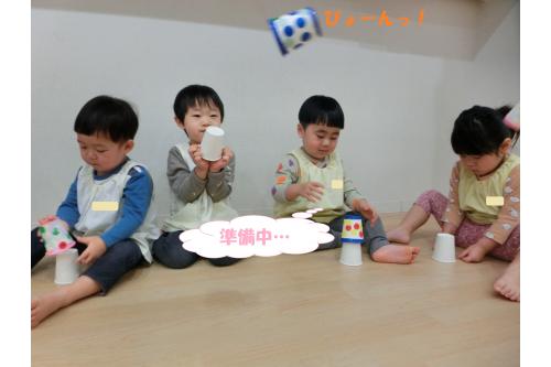早速<span style='color:#7f00ff;'>ロケット飛ばし</span>に挑戦!<br><br>はじめは苦戦して<span style='color:#0000ff;'>「飛ばない~」</span>と<br>言っていましたが<span style='color:#ff7f00;'>力加減を挑戦</span>すると<br>ぴょーんっと高く飛び上がりましたよ<span style='color:#007fff;'>(^^♪</span><br>高く飛びあがるたびに<br><span style='color:#ff007f;'>「今の見てた?!」</span>と大興奮!<br>