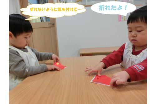 4月は<span style='color:#7f00ff;'>「できない…」</span><span style='color:#007fff;'>「むずかしい」</span>という<br>言葉がたくさん聞こえてきていましたが<br>いまでは<span style='color:#00ff00;'>「どうしたらできるかなぁ?」</span>と<br>考えて楽しむ姿や<span style='color:#ff007f;'>「ひとりでできた!」</span>と<br>達成感を持って取り組む姿が増えました<span style='color:#ffff00;'>★</span>