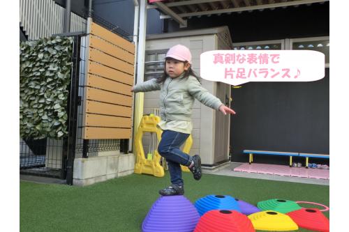 こ~んな高いところで<br><span style='color:#007fff;'>片足でバランス</span>を取ることも<br>できるようになりました<span style='color:#7f00ff;'>♪</span><br><span style='color:#ff007f;'>「せんせい!写真撮って~」</span>と<br>よくポーズを取って見せてくれます<span style='color:#00ffff;'>(^^♪</span>
