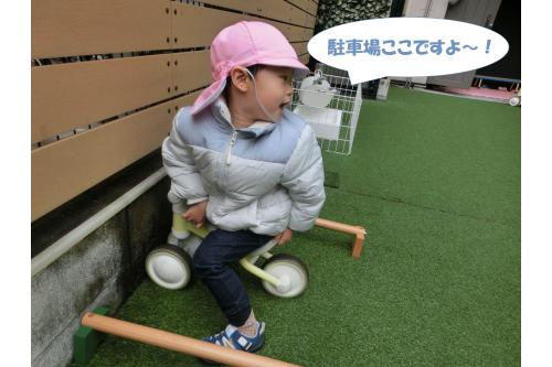ごっこあそびはもちろんだいすきな園庭でも<span style='color:#ff7f00;'>♪</span><br>自分たちで遊具を運び<br><span style='color:#ff007f;'>「駐車場ですよ~」</span>と<br>お気に入りのバイクを止める場所を<br>作ってくれました!<br><br>前向き駐車だけでなく<br>バック駐車もお手のもの<span style='color:#ffff00;'>★</span><br>保護者のかたの様子も<span style='color:#ff00ff;'>よ~く観察</span>しているのが<br>わかりますね(^^♪<br>