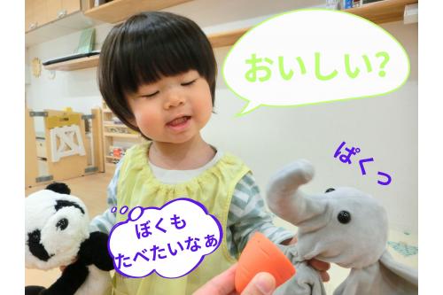 <span style='color:#2d96ff;'>動物</span>や<span style='color:#ff4ca5;'>食べ物</span>の名前も<br>少しずつ分かってきて<br>お野菜を出すときに<br>これなんだ?と<br>聞くと<span style='color:#ffb56b;'>「にんじん」</span><br><span style='color:#60ff60;'>「ブロッコリー」</span><br>など答えています☆<br>