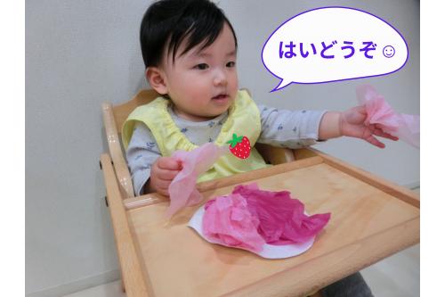 びりっと破れると<br><span style='color:#ff007f;'>「どうぞ~!」</span>と渡してくれる姿も<span style='color:#ffff00;'>★</span><br>上手にできると<br><span style='color:#00ff00;'>ぱちぱちと拍手</span>も披露してくれます<span style='color:#00ffff;'>♪</span>