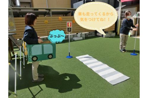 <span style='color:#70b7ff;'>信号機</span>や<span style='color:#ba75ff;'>横断歩道</span>の<span style='color:#7a7aff;'>渡り方</span>の<br>お話を聞いた後は・・・<br>