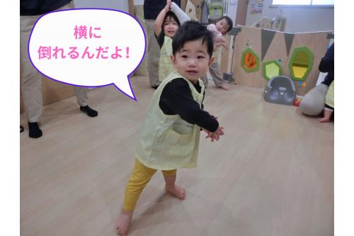 体操は<span style='color:#7fff00;'>「バナナ体操」</span><br>バナナになりきって<span style='color:#7f00ff;'>手を合わせて</span>上にあげています!<br><br>かわいいバナナに保育者もみんな<br>笑顔です<span style='color:#007fff;'>(^^♪</span><br><br>季節のうたや体操、手遊びは<br><span style='color:#ff7f00;'>園だより</span>に掲載していますので<br>ぜひお家でも一緒に楽しんでみてくださいね<span style='color:#00ffff;'>♪</span><br><br>また、次回のブログもお楽しみに<span style='color:#ffff05;'>★</span>